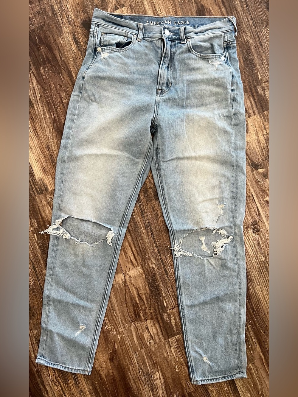 American Eagle Outfitters Light Blue Distressed Knee-Rip Mom Jeans